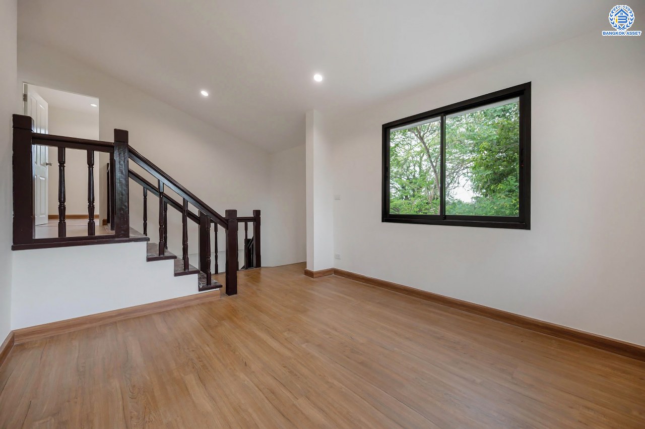 บ้านมือสองตกแต่งใหม่ คุณภาพแบรนด์ LH โครงการ ชลลดา บางบัวทอง เนื้อที่ 83 ตร.ว. ตกแต่งหรูหรา ฟังก์ชันจัดเต็ม 5 ห้องนอน 3 ห้องน้ำ จอดรถได้ 2 คัน พร้อม Facilities ครบ! บนทำเลคุณภาพ เชื่อมต่อได้หลายเส้นทาง ใกล้เซ็นทรัลเวสต์เกต และรถไฟฟ้า "สถานีบางพลู"